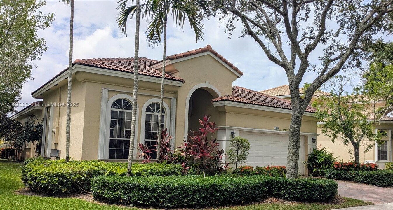 7294 NW 19th Ct in Pembroke Pines, FL - Foto de edificio