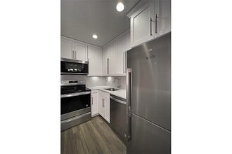 100 Middleton Rd in Bohemia, NY - Building Photo - Building Photo
