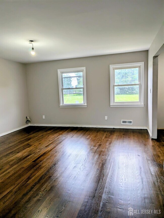 76 Glenville Rd in Edison, NJ - Building Photo - Building Photo