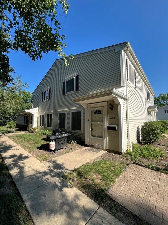 1196 Cove Dr in Prospect Heights, IL - Foto de edificio