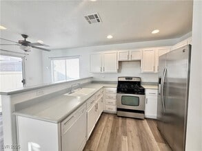 10596 Corte Sierra St in Las Vegas, NV - Foto de edificio - Building Photo