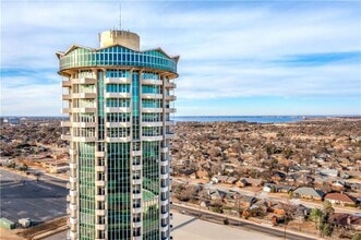 5900 Mosteller Dr in Oklahoma City, OK - Foto de edificio - Building Photo