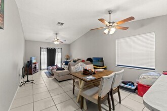 7124 Barclay Ave in Spring Hill, FL - Foto de edificio - Building Photo