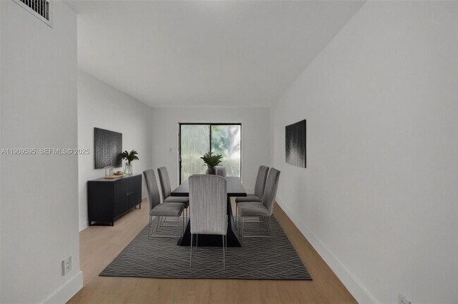 4198 Lakeside Dr in Tamarac, FL - Building Photo - Building Photo