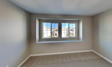 3859 Roseparke Way in Sacramento, CA - Foto de edificio - Building Photo