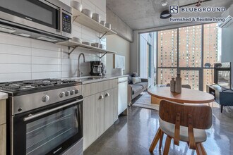 108 W Chicago Ave in Chicago, IL - Foto de edificio - Building Photo