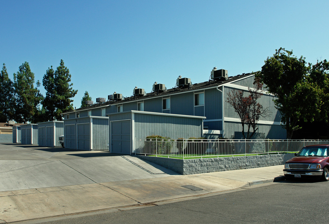 1490 W Swift Ave in Fresno, CA - Building Photo