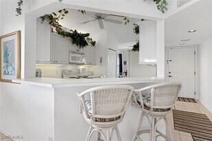 300 Horse Creek Dr in Naples, FL - Building Photo