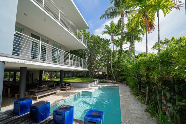 701 Fernwood Rd in Key Biscayne, FL - Foto de edificio - Building Photo