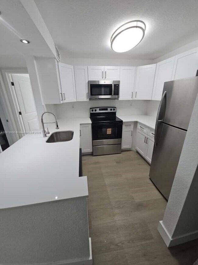 8101 Crespi Blvd in Miami Beach, FL - Building Photo - Building Photo