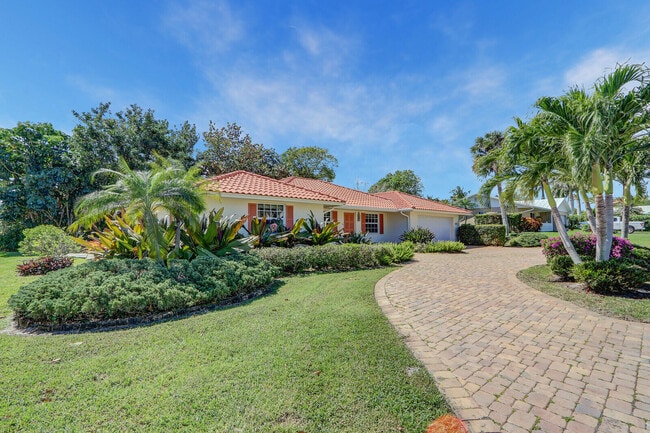 8574 SE Seagrape Way in Hobe Sound, FL - Building Photo - Building Photo
