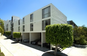 2210 N Beachwood Dr in Los Angeles, CA - Building Photo - Building Photo