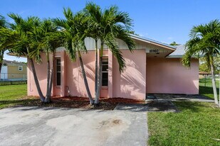 16960 SW 104th Ave in Miami, FL - Building Photo