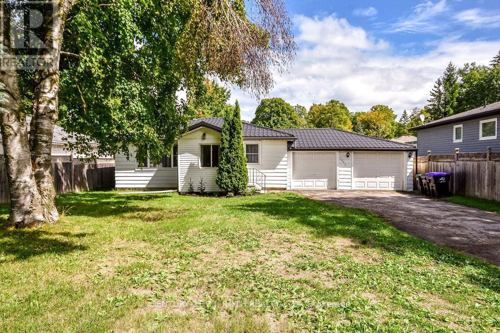 2043 St Johns Rd in Innisfil, ON - Building Photo