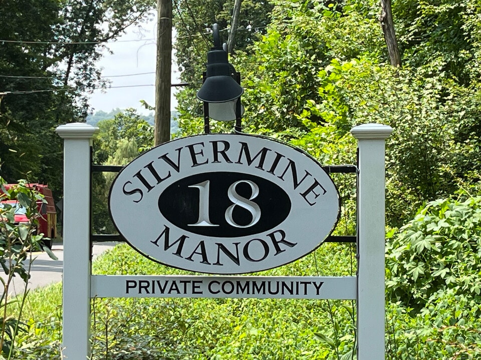 1 Silvermine Manor in Brookfield, CT - Foto de edificio