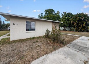 2239 Iris Way in Ft. Myers, FL - Building Photo - Building Photo