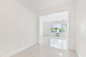 9800 East Bay Harbor Drive in Bay Harbor Islands, FL - Foto de edificio - Interior Photo