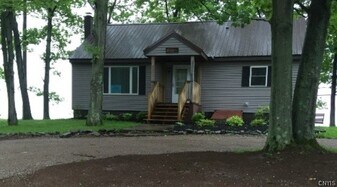 2 S Rainbow Shores Rd in Pulaski, NY - Building Photo