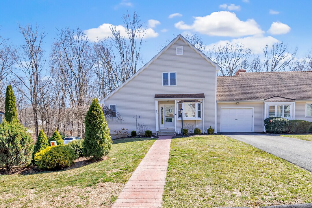 166 Pheasant Ridge in Shelton, CT - Building Photo