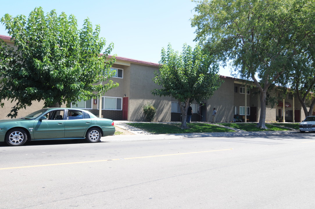 Executive House in Stockton, CA - Building Photo