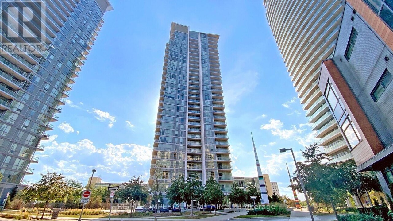 66 Forest Manor Rd in Toronto, ON - Building Photo