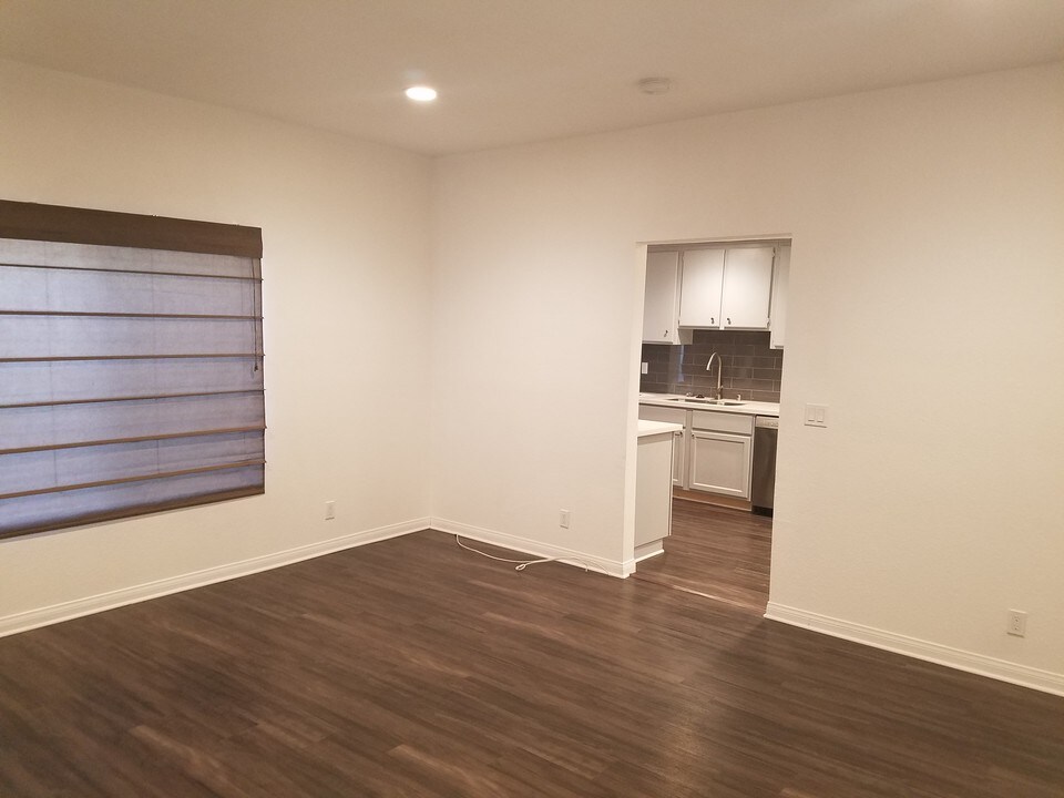 227 N Adams St in Glendale, CA - Building Photo