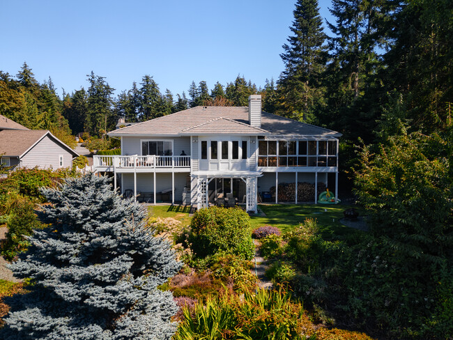 804 Holbeck Dr in Camano Island, WA - Foto de edificio - Building Photo