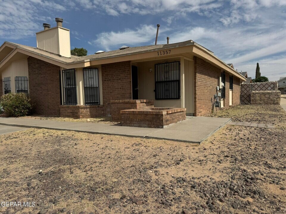 11357 Lake Erie Dr in El Paso, TX - Building Photo