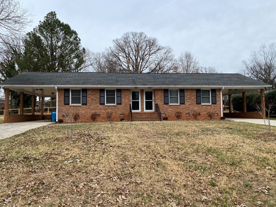 102 Secrest Avenue Ext in Belmont, NC - Building Photo