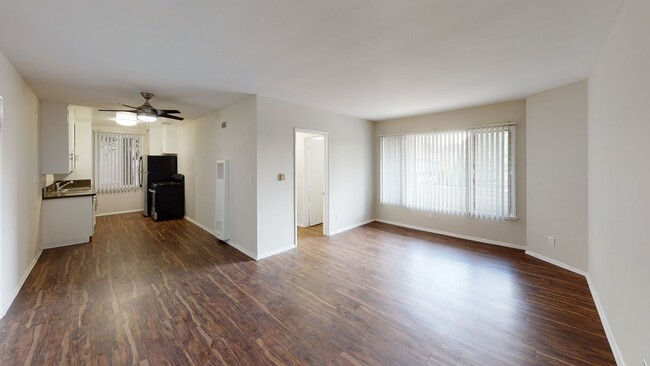 Grammercy Place in Los Angeles, CA - Building Photo - Interior Photo