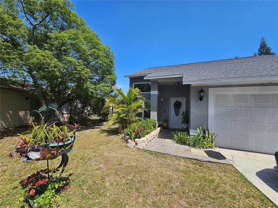 2403 Paradise Dr in Kissimmee, FL - Building Photo