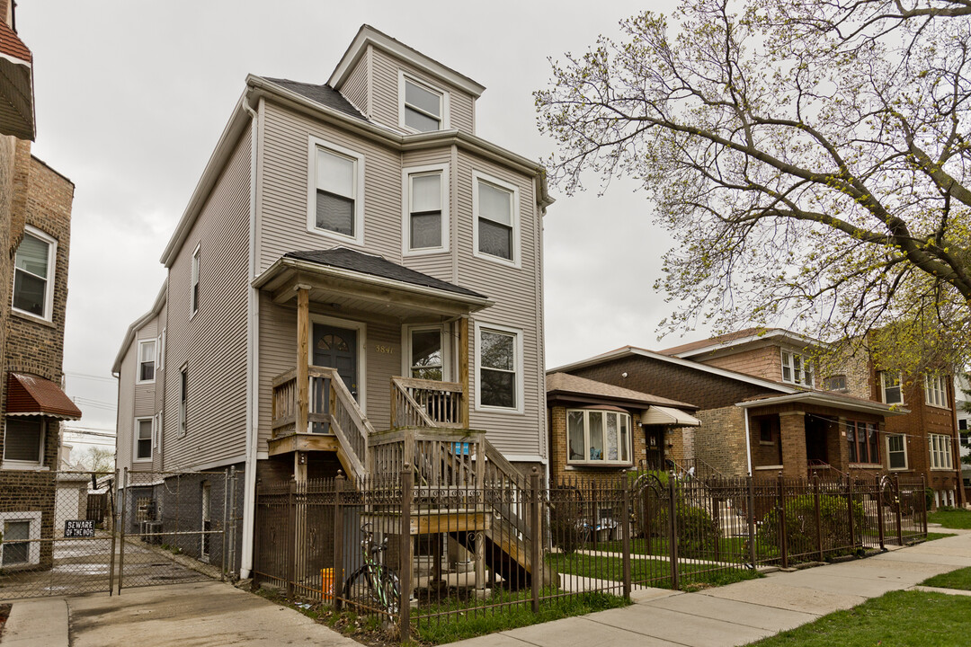 3844 N Bernard St, Unit 2F in Chicago, IL - Building Photo