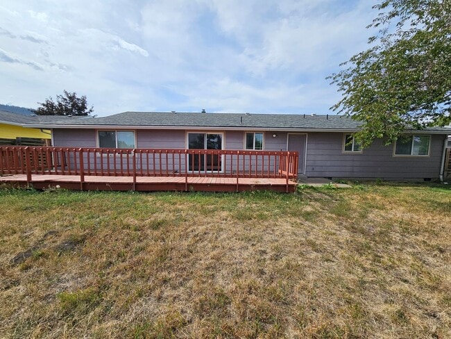 211 Aquarius Way in La Grande, OR - Building Photo - Building Photo