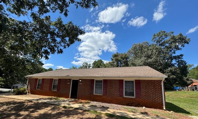 property at 915 Grand Arbre Dr