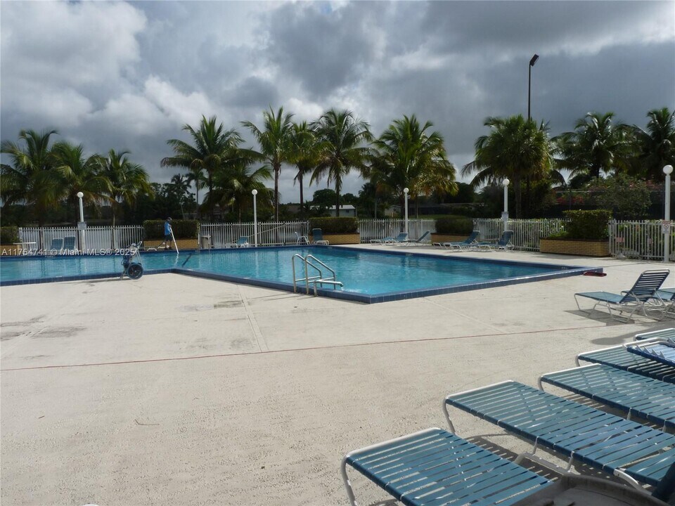 14201 N Kendall Dr in Miami, FL - Building Photo
