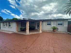 660 W 70 Pl in Hialeah, FL - Building Photo - Building Photo