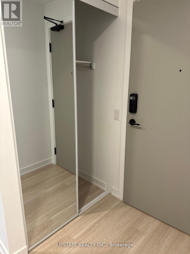 5105 Hurontario St in Mississauga, ON - Building Photo - Building Photo