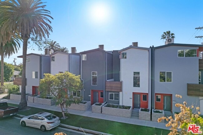 7156 Willoughby Ave in Los Angeles, CA - Building Photo - Building Photo