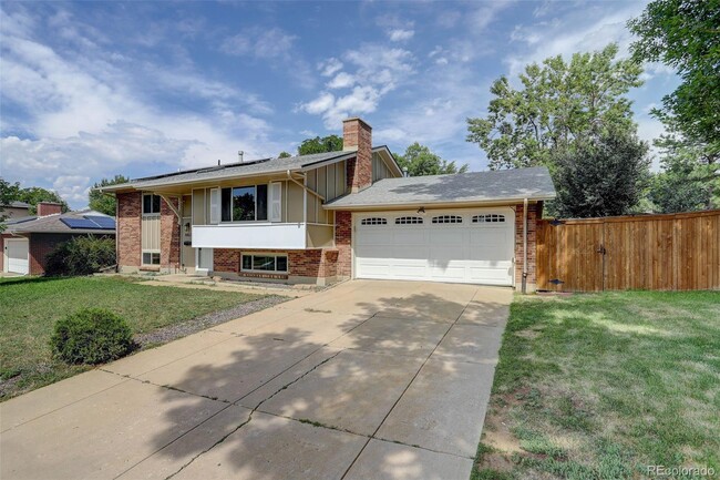 8407 E Lehigh Dr in Denver, CO - Foto de edificio - Building Photo