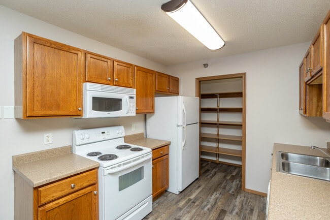 Eastern Hills Apartments in Sioux Falls, SD - Foto de edificio - Building Photo