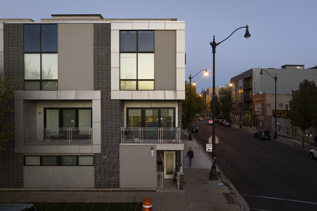 Albany Square Townhomes in Chicago, IL - Building Photo - Building Photo