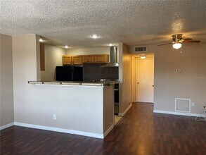 9105 W Hillsborough Ave in Tampa, FL - Building Photo - Building Photo