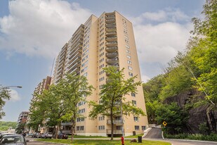 Gestion Forest Hill in Montréal, QC - Building Photo