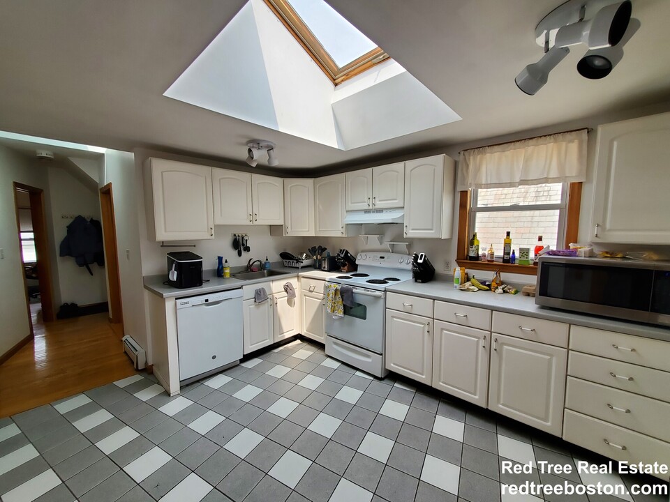66 Brooks St, Unit 3 in Boston, MA - Building Photo