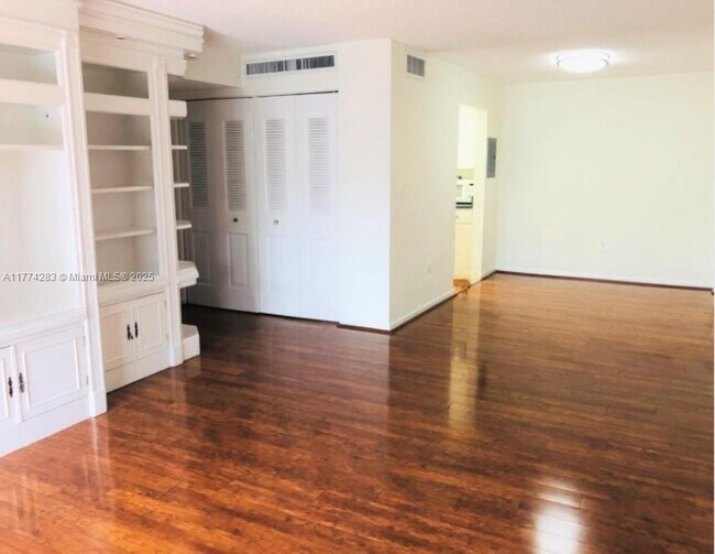 10818 N Kendall Dr in Miami, FL - Building Photo - Building Photo
