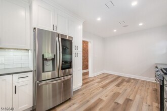 31-37 Oak Grove Rd in Caldwell, NJ - Foto de edificio - Building Photo