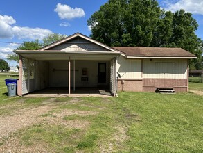 2109 E Goliad Ave in Crockett, TX - Foto de edificio - Building Photo