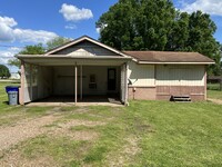 2109 E Goliad Ave in Crockett, TX - Foto de edificio - Building Photo