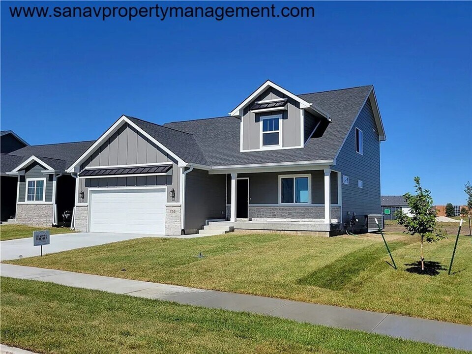 755 SE Mesa Dr in Waukee, IA - Building Photo