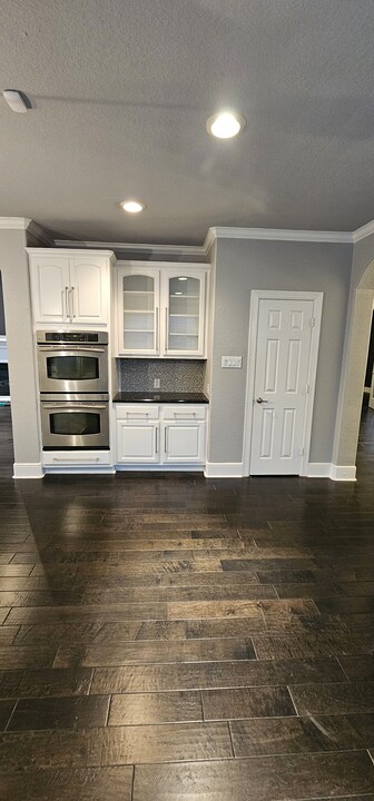 3010 Park Bend Dr in Friendswood, TX - Building Photo